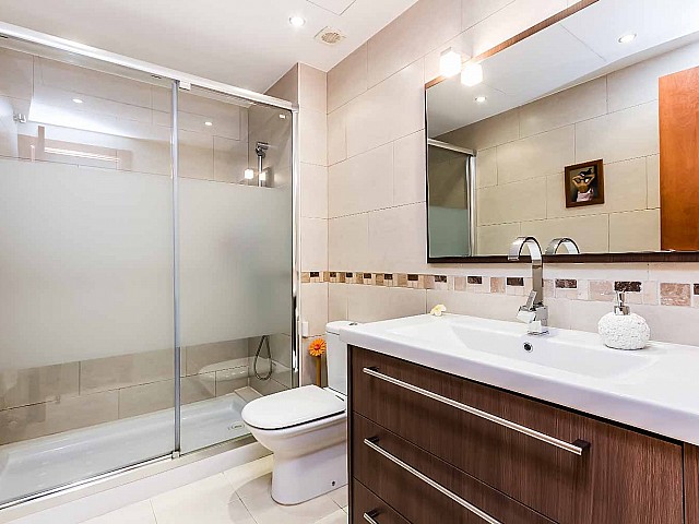 Salle de bain moderne dans un appartement de luxe en vente à Poblenou à Barcelone