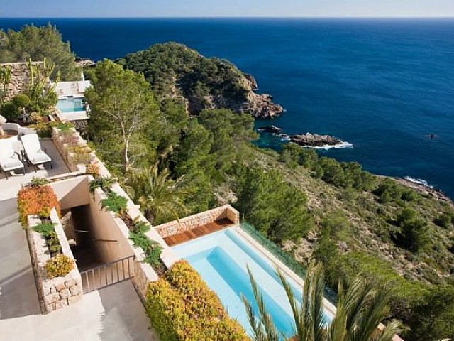 Charming villa with sea views in Roca Llisa
