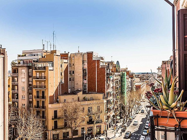 Вид балкона в удобной квартире на продажу в районе Sagrada Familia, Барселона