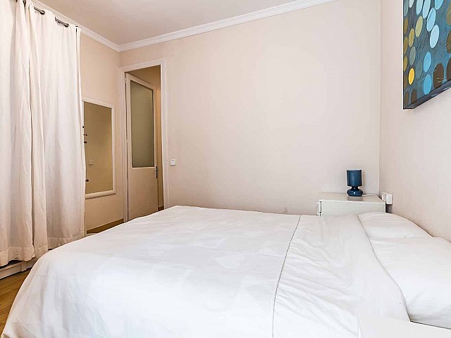 Geräumiges und helles Schlafzimmer der Luxus-Wohnung nahe der Sagrada Familia zu verkaufen