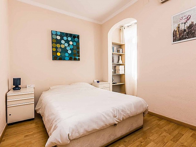 Вид спальни удобной квартире на продажу в районе Sagrada Familia, Барселона
