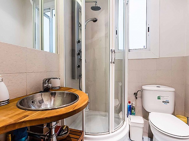 Helles Badezimmer der Luxus-Wohnung nahe der Sagrada Familia zu verkaufen 