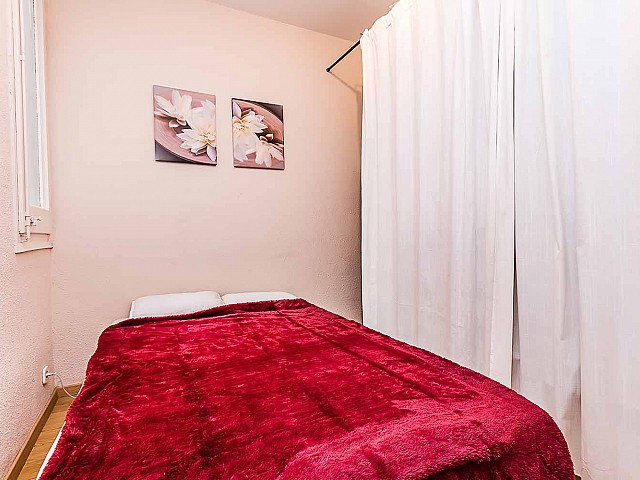 Geräumiges und helles Schlafzimmer der Luxus-Wohnung nahe der Sagrada Familia zu verkaufen