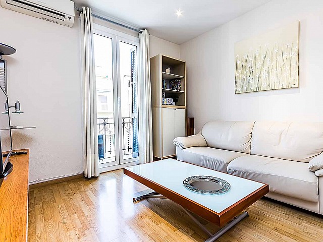 Вид гостиной в удобной квартире на продажу в районе Sagrada Familia, Барселона