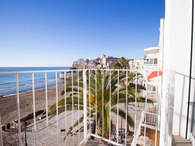 Piso en venta en San Sebastian-Aiguadolç Sitges, Barcelona en primera línea de Mar