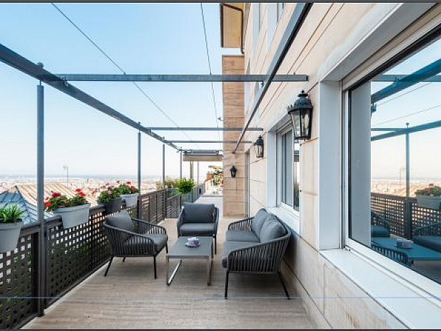 Casa unifamiliar
con espectaculares
vistas a Barcelona
con piscina
climatizada