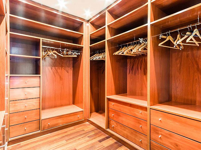 Large dressing room in luxurious apartment for sale in Barcelona