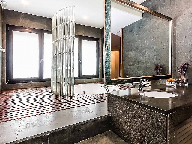 Magnificent complete bathroom in luxurious apartment for sale in Barcelona