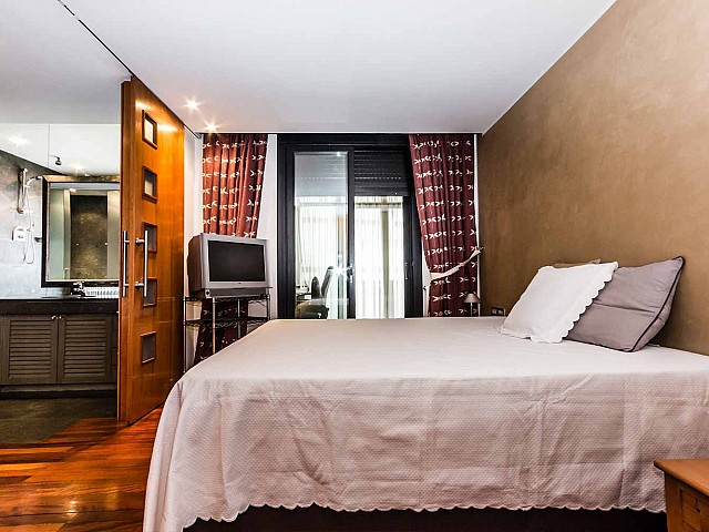 Вид спальни в впечатляющих апартаментах в аренду в Барселоне