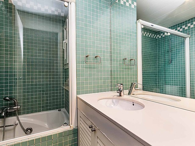 Baño con bañera de lujoso apartamento en alquiler en Sant Gervasi - Galvany