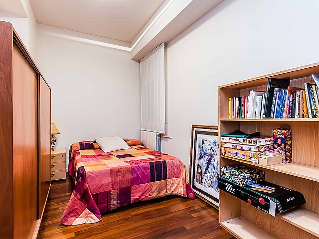 Bright and comfortable double bedroom in luxurious apartment for sale in Barcelona