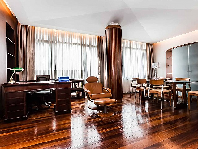 Grand bureau calme dans un appartement en location à Barcelone 