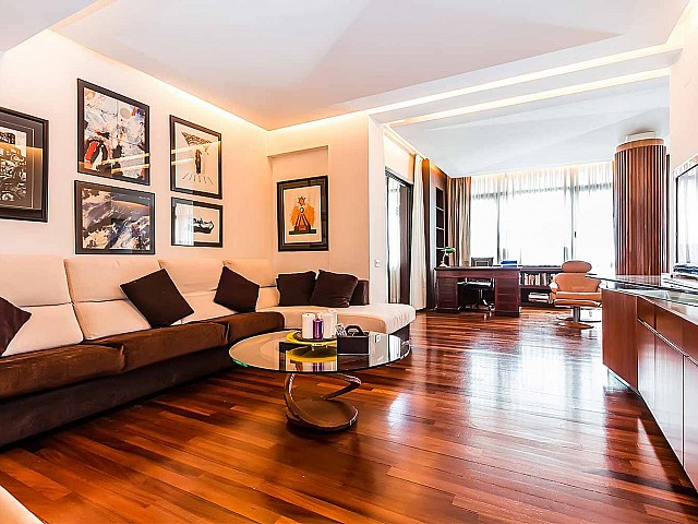 Вид гостинной-столовой в впечатляющих апартаментах в аренду в Барселоне