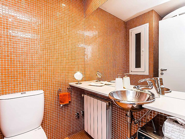 Вид потрясающей ванной комнаты в впечатляющих апартаментах в аренду в Барселоне