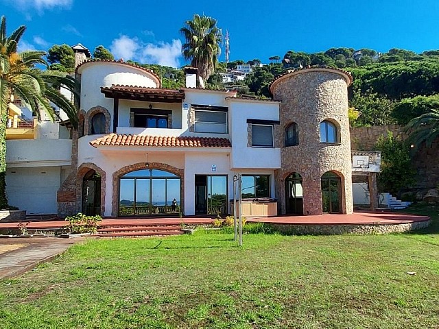Mooi huis te koop met verwarmd zwembad en uitzicht op zee in Roca Grossa, Lloret De Mar
