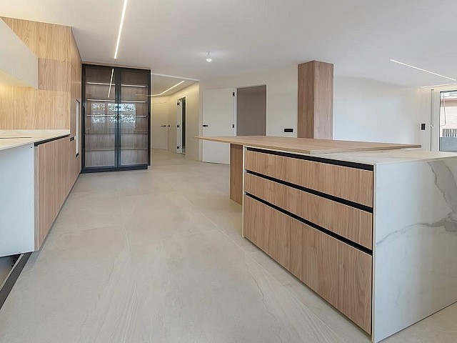 新装修的公寓在圣琼德斯皮，一个高品质的住宅空间与Moderna和优雅的设计。