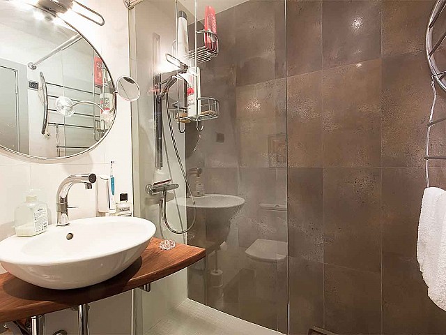 bathroom with shower cabin in luxurious apartment to rent in barcelona