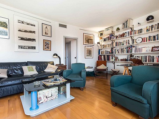 spacious and bright living room in luxurious apartment to rent in Barcelona