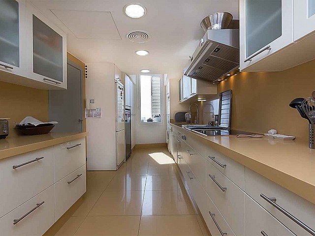 equipped and functional kitchen in luxurious apartment to rent in barcelona