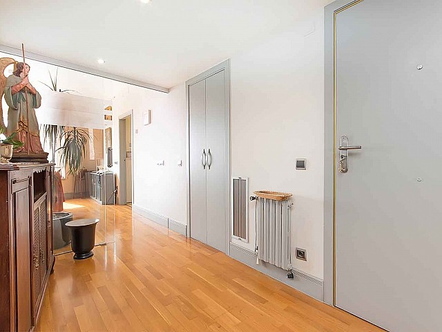 nice and welcoming entrance hall in luxurious apartment to rent in barcelona