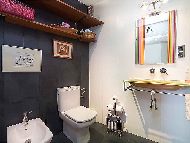 bathroom with toilets in luxurious apartment to rent in barcelona