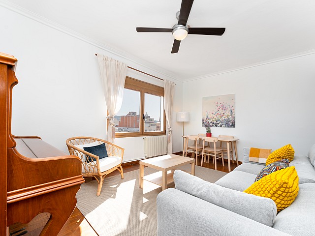 Bright living room in the penthouse in L’Antiga Esquerra de l’Eixample, Barcelona — view 2