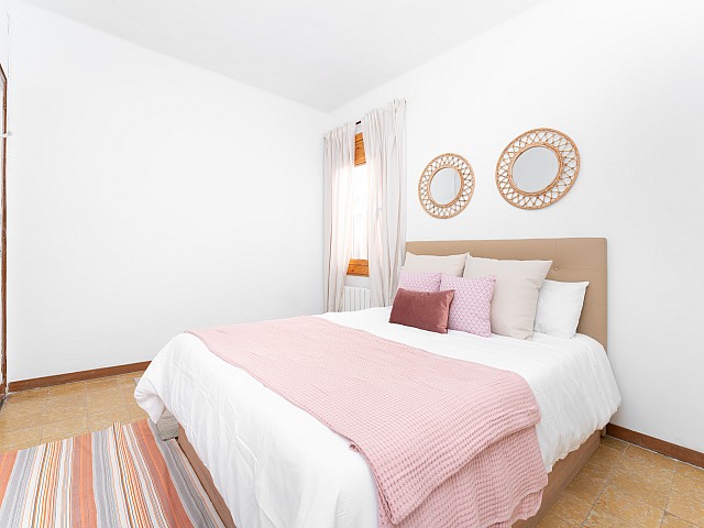 Double bedroom with wardrobes in the penthouse in L’Antiga Esquerra de l’Eixample, Barcelona — view 3