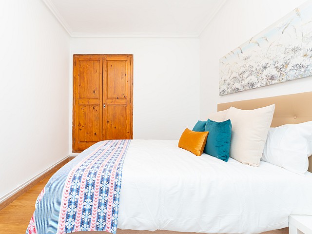 Exterior double bedroom in the penthouse in L’Antiga Esquerra de l’Eixample, Barcelona — view 1