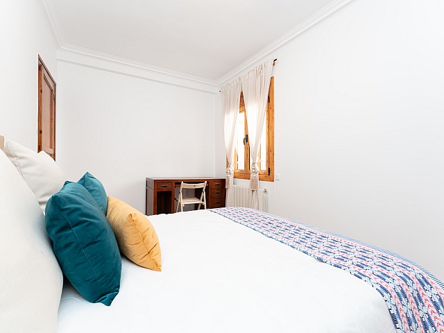 Exterior double bedroom in the penthouse in L’Antiga Esquerra de l’Eixample, Barcelona — view 3