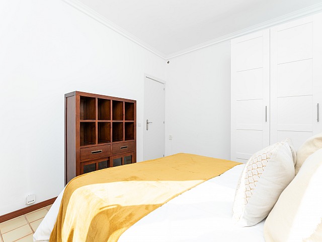 Bright double bedroom in the penthouse in L’Antiga Esquerra de l’Eixample, Barcelona — view 1