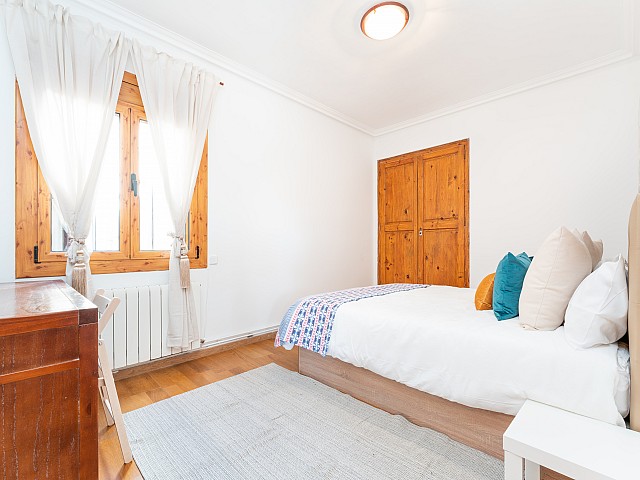 Dormitorio doble luminoso del ático en L’Antiga Esquerra de l’Eixample, Barcelona — vista 2