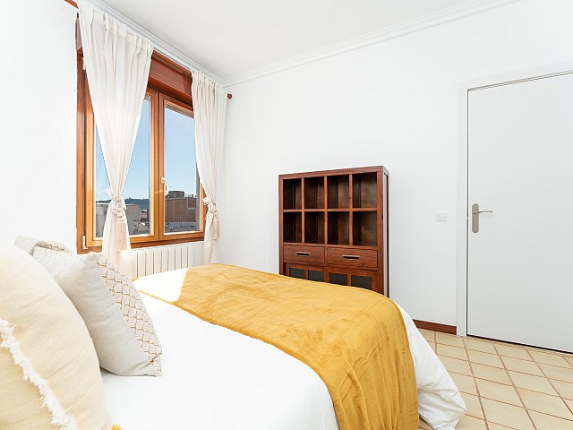 Bright double bedroom in the penthouse in L’Antiga Esquerra de l’Eixample, Barcelona — view 3