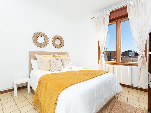 Chambre double lumineuse du penthouse à L’Antiga Esquerra de l’Eixample, Barcelone — vue 5