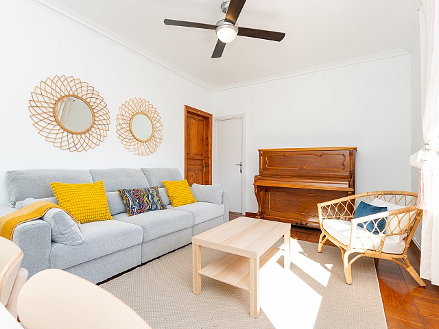 Bright living room in the penthouse in L’Antiga Esquerra de l’Eixample, Barcelona — view 5