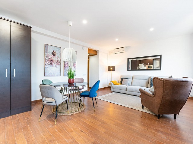Open-plan living room and kitchen in the penthouse in L’Antiga Esquerra de l’Eixample, Barcelona — view 3