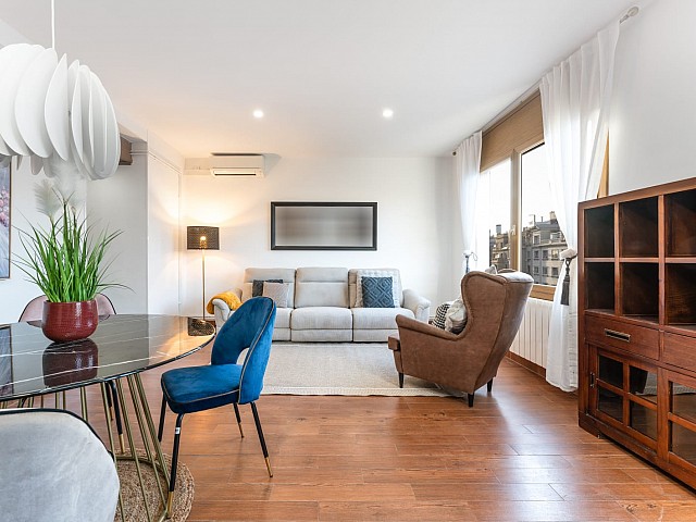 Open-plan living room and kitchen in the penthouse in L’Antiga Esquerra de l’Eixample, Barcelona — view 2
