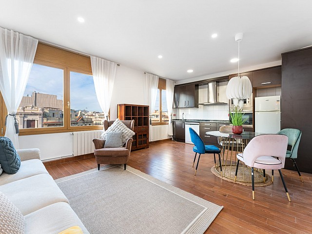 Open-plan living room and kitchen in the penthouse in L’Antiga Esquerra de l’Eixample, Barcelona — view 1