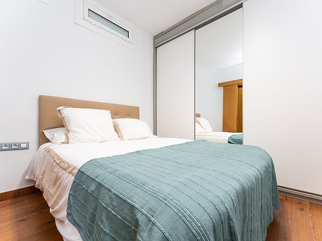 Bedroom with en-suite bathroom in the penthouse in L’Antiga Esquerra de l’Eixample, Barcelona — view 1