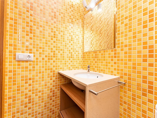 Mosaic-tiled bathroom in the penthouse in L’Antiga Esquerra de l’Eixample, Barcelona — view 2