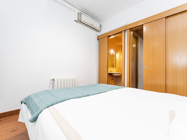 Dormitori amb bany integrat de l’àtic a l’Antiga Esquerra de l’Eixample, Barcelona — vista 4