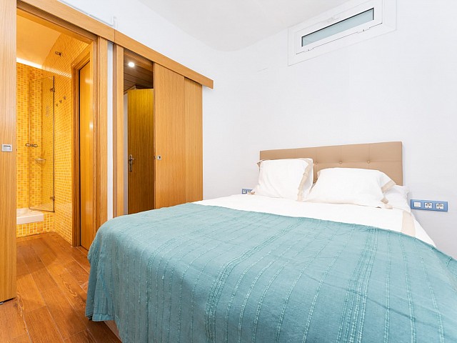 Dormitori amb bany integrat de l’àtic a l’Antiga Esquerra de l’Eixample, Barcelona — vista 2