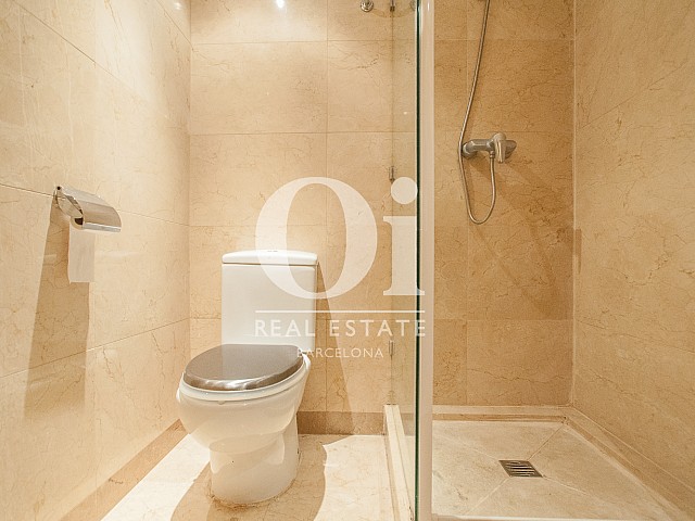 vista de baño con ducha en piso en venta en Barcelona, Diagonal Mar