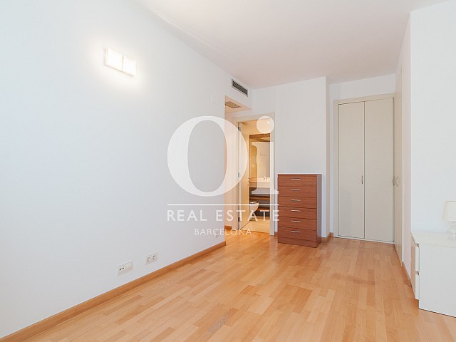 Spacious room with parquet floors