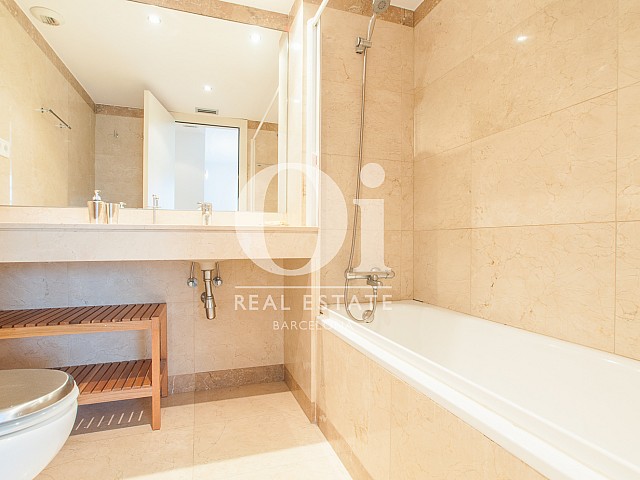 Belle salle de bain complète dans un appartement en vente à Barcelone, Diagonal Mar