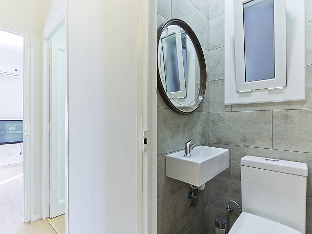Stylishly designed bathroom in this luxury flat for rent in Barcelona