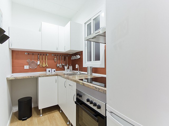 Modern kitchen with all necessary in this luxury flat for rent in Barcelona